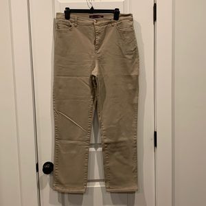 Gloria Vanderbilt Jeans size 12, Amanda style, khaki tan color